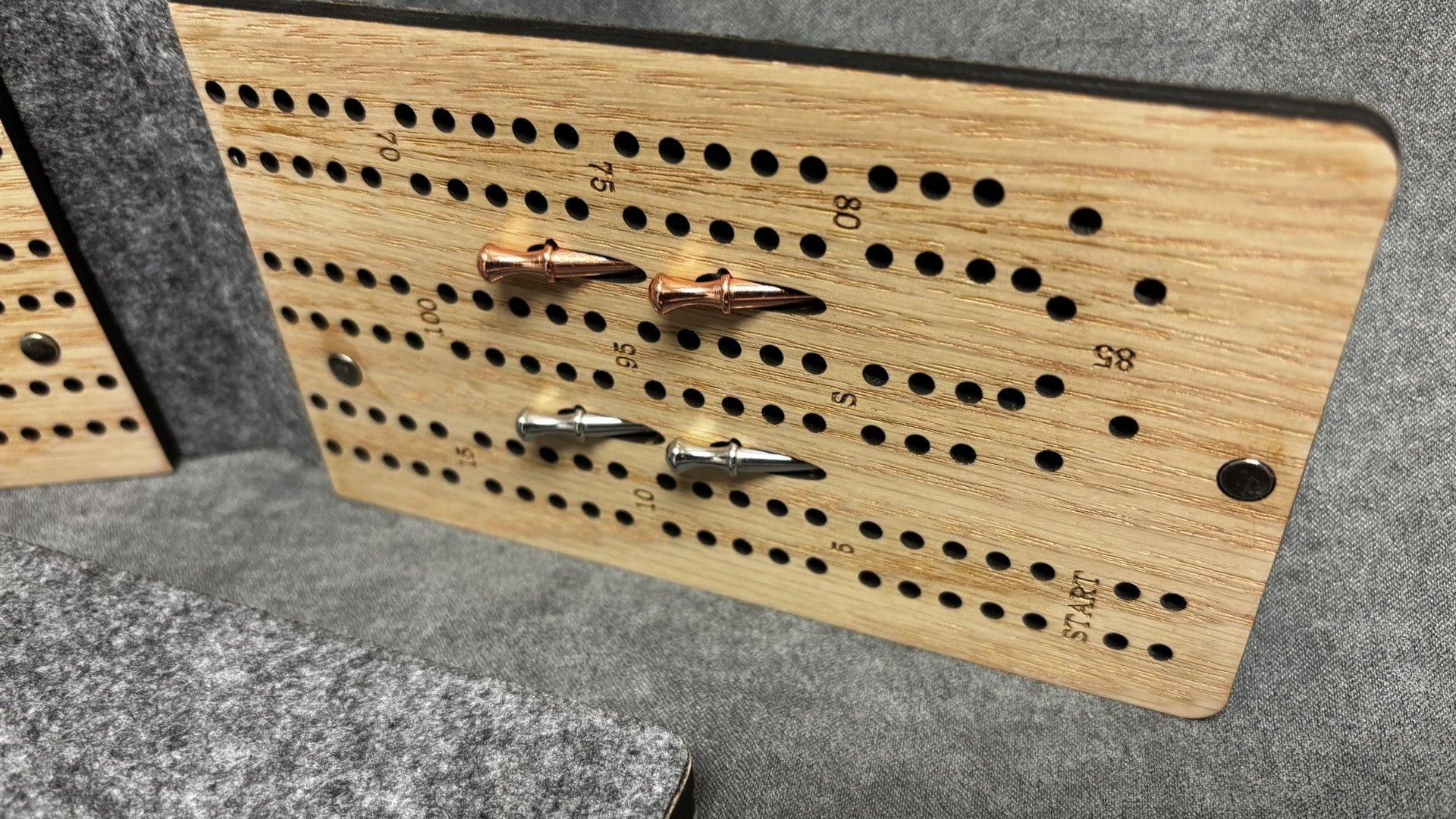 Compact Folding Travel Cribbage Board with Metal Pegs – Portable Oak Game for Camping & On-the-Go Fun